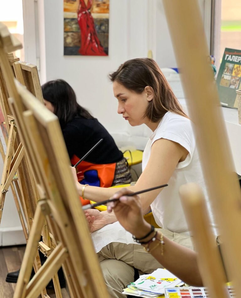 Art classes for adults and children (4+)